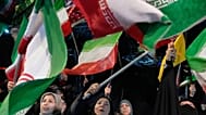 متظاهرون موالون للحكومة يلوحون بالأعلام الإيرانية خلال تجمعهم في ساحة بوسط طهران، إيران، الثلاثاء 19 مايو 2026. (AP Photo/فاهد سليمي)