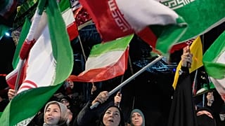 متظاهرون موالون للحكومة يلوحون بالأعلام الإيرانية خلال تجمعهم في ساحة بوسط طهران، إيران، الثلاثاء 19 مايو 2026. (AP Photo/فاهد سليمي)