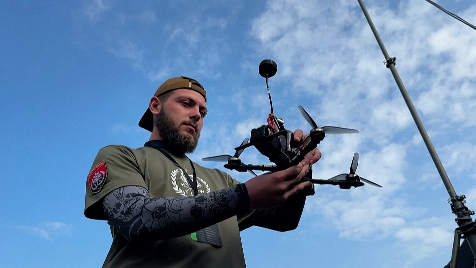 Soldados ucranianos manejan un dron