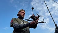 Ουκρανοί στρατιώτες χειρίζονται drone