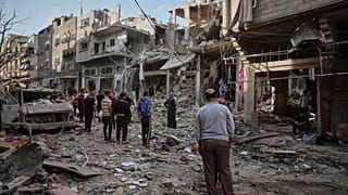 Israël détruit un immeuble de quatre étages lors d'une frappe nocturne dans un camp de Gaza