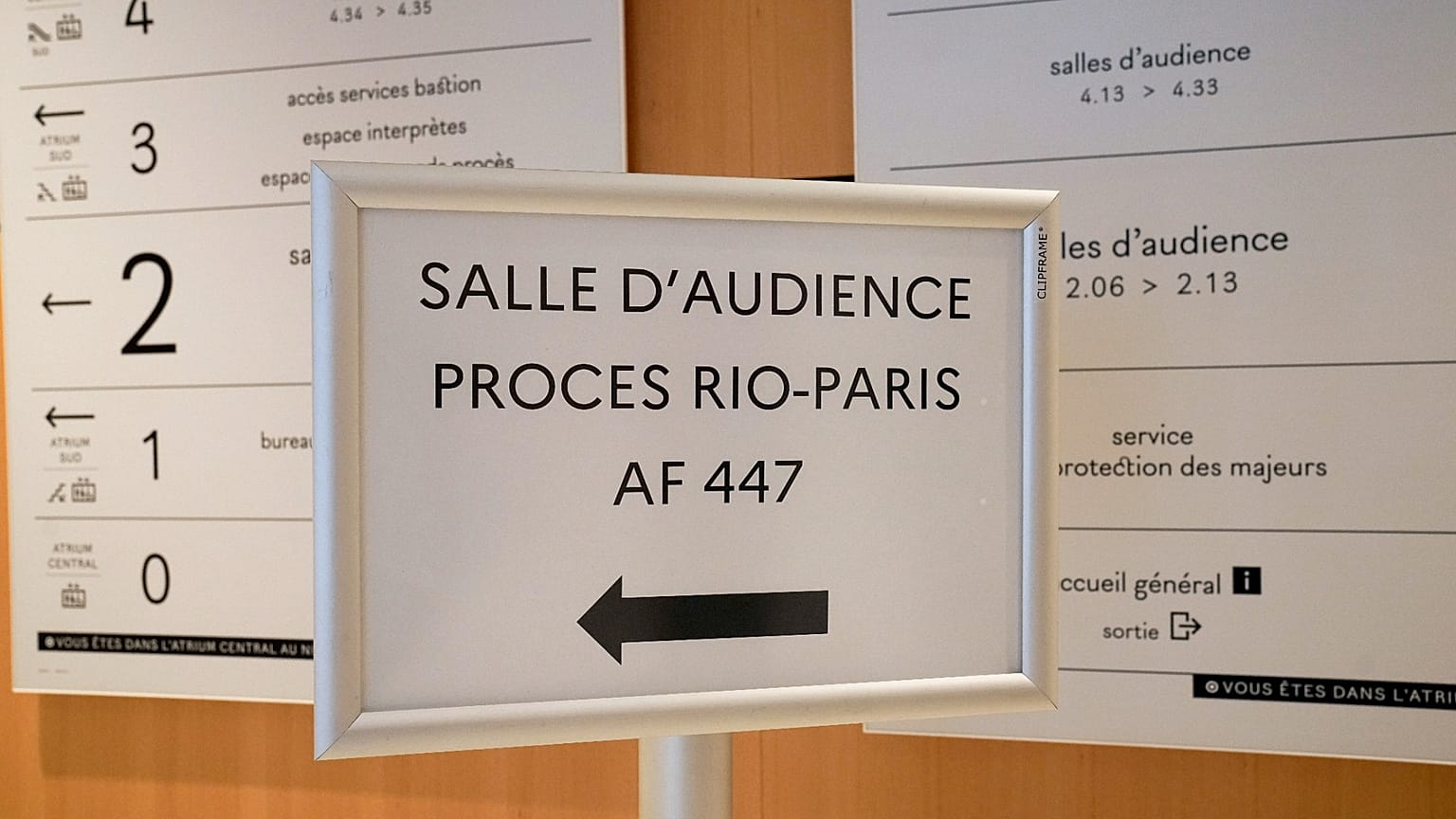 Une pancarte portant l'inscription "Procès Rio-Paris AF447" est visible à l'extérieur de la salle d'audience du tribunal de Paris, à Paris, le lundi 10 octobre 2022.
