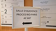 Une pancarte portant l'inscription "Procès Rio-Paris AF447" est visible à l'extérieur de la salle d'audience du tribunal de Paris, à Paris, le lundi 10 octobre 2022.