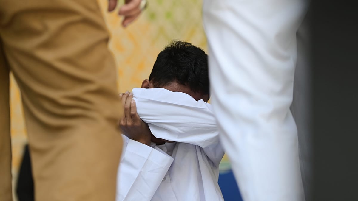 جلد رجلين وامرأتين في إندونيسيا بتهمة إقامة علاقة خارج إطار الزواج