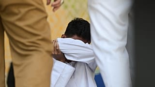 أحد الرجلين اللذين أدينا بتهمة العناق والتقبيل، والتي قضت المحكمة بأنها قد تؤدي إلى علاقات جنسية محظورة، يتفاعل بعد تعرضه للجلد في باندا آتشيه، بمقاطعة آتشيه، إندونيسيا، يوم ا