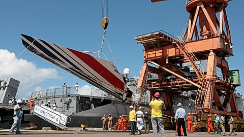 Workers unloading debris belonging to Air France flight AF447 from the Brazilian Navy's Constitution Frigate in the port of Recife, 14 June, 2009 