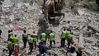 عمال إنقاذ يبحثون عن ضحايا بين أنقاض منزل دمرته غارة جوية إسرائيلية استهدفت، الثلاثاء، بلدة دير قانون النهر في جنوب لبنان، الأربعاء 20 مايو/أيار 2026.