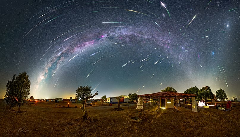 Cuatro noches reunidas en una sola imagen para revelar el espectáculo de la lluvia de meteoros de las Perseidas de 2023