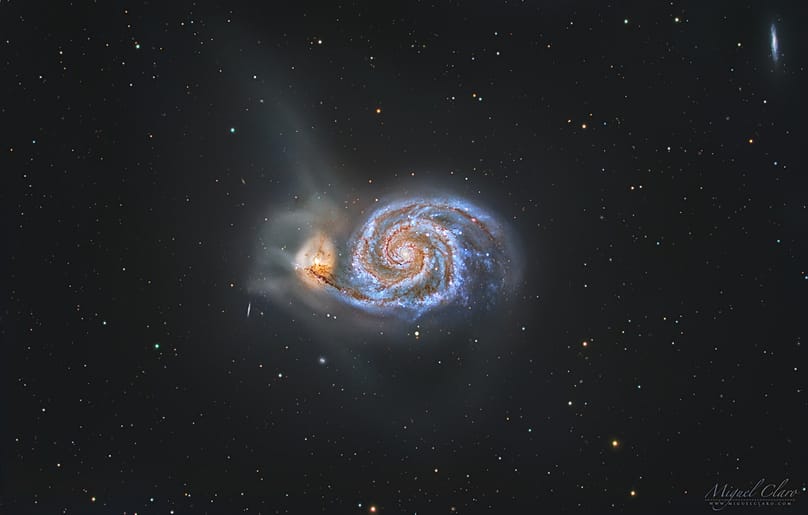 Galaxia Whirlpool M51 inmersa en la tenue nebulosidad remanente de una colisión galáctica