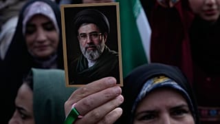امرأة ترفع صورة المرشد الأعلى الإيراني آية الله مجتبى خامنئي خلال مسيرة نظمتها الدولة احتفالاً بذكرى ميلاد الإمام الرضا، الإمام الثامن للشيعة، وإظهاراً لدعمهم للمرشد الأعلى، ف