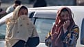امرأتان تراقبان عمال الإنقاذ والمسؤولين وهم يتفقدون موقع غارة جوية وقعت في وقت متأخر من مساء الاثنين على مستشفى لإعادة تأهيل مدمني المخدرات في كابول، أفغانستان، الثلاثاء 17 ما