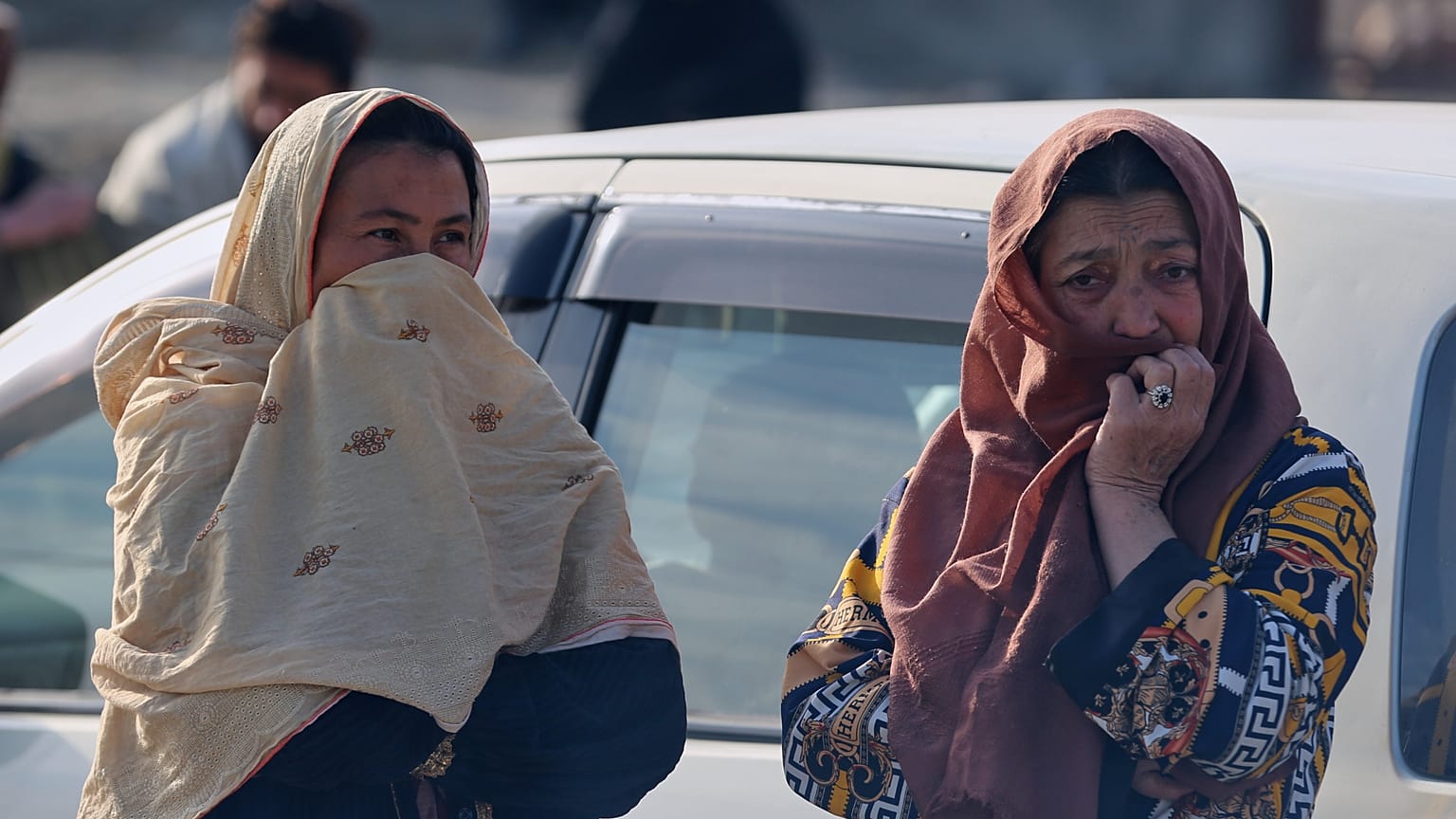 امرأتان تراقبان عمال الإنقاذ والمسؤولين وهم يتفقدون موقع غارة جوية وقعت في وقت متأخر من مساء الاثنين على مستشفى لإعادة تأهيل مدمني المخدرات في كابول، أفغانستان، الثلاثاء 17 ما