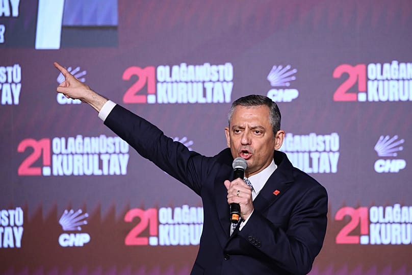 O líder do CHP, Özgür Özel, discursa durante uma convenção em Ancara, a 6 de abril de 2025