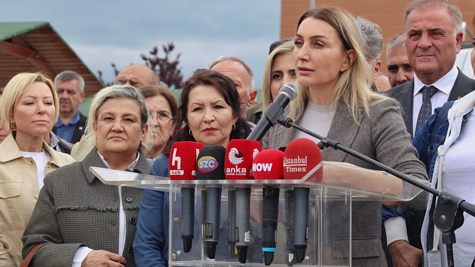 Dilek İmamoğlu İBB davasında yargılananların yakınları ile birlikte basın açıklaması yapıyor, 21 Mayıs 2026.