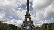 Französische Kunstflugstaffel überfliegt am Sonntag, dem achten August zweitausendeinundzwanzig, den Eiffelturm in Paris.