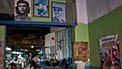 Havana'da bir tamir atölyesinin girişinde Kübalı devrimci figürlerin posterleri görülüyor, 19 Mayıs 2026.