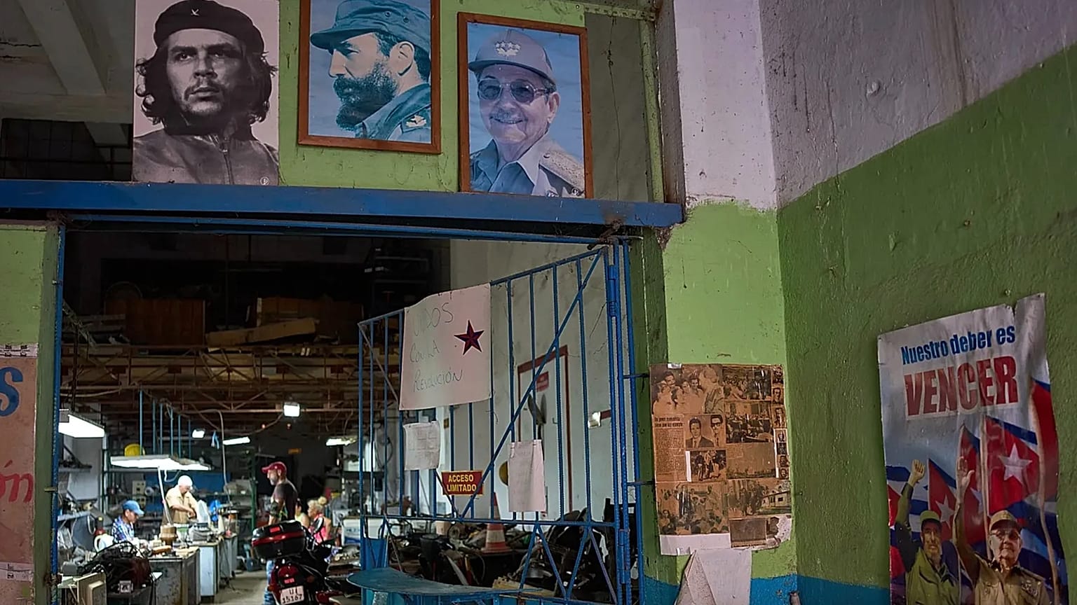 Havana'da bir tamir atölyesinin girişinde Kübalı devrimci figürlerin posterleri görülüyor, 19 Mayıs 2026.