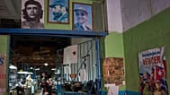 Havana'da bir tamir atölyesinin girişinde Kübalı devrimci figürlerin posterleri görülüyor, 19 Mayıs 2026.
