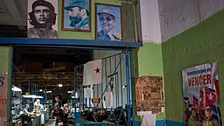Havana'da bir tamir atölyesinin girişinde Kübalı devrimci figürlerin posterleri görülüyor, 19 Mayıs 2026.