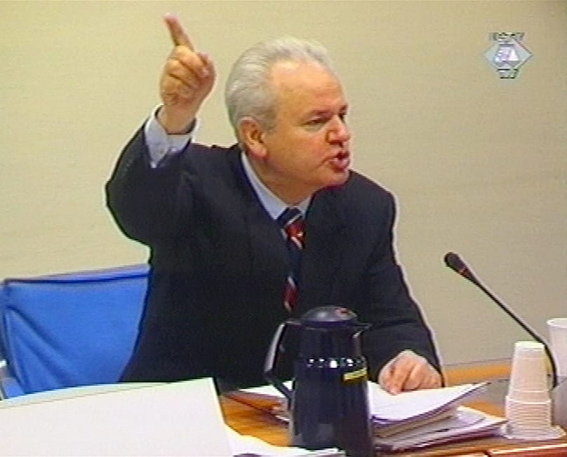 Szlobodan Milosevics volt jugoszláv államfő a hágai törvényszéken 2002. február 14-én