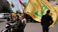 رجال يركبون دراجة نارية ويلوحون بعلم حزب الله خلال تجمع صغير في الضاحية الجنوبية لبيروت، لبنان، السبت 25 أبريل 2026. (صورة من وكالة أسوشيتد برس/حسن عمار)
