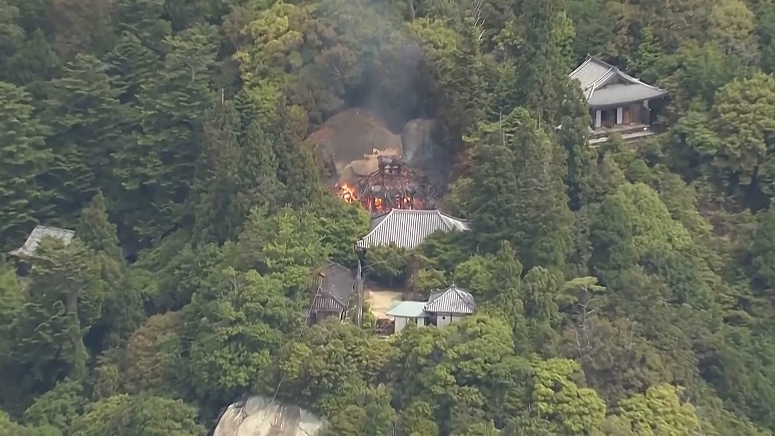 Miyajima, Giappone: sala buddhista con «fiamma eterna» distrutta da un incendio