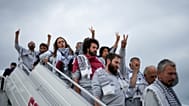 Активисты глобальной флотилии «Сумуд» выходят из самолёта по прибытии в аэропорт Стамбула
