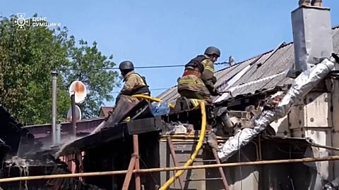 Los bomberos apagan el fuego tras denunciar los servicios de emergencia un ataque ruso contra Sumy