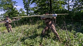 Was Deutsche von ukrainischen Drohnen-Offizieren lernen können: Ukrainische Soldaten der Khartia-Brigade starten eine Drohne in Richtung ukrainischer Stellungen