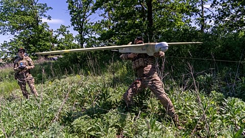 Was Deutsche von ukrainischen Drohnen-Offizieren lernen können: Ukrainische Soldaten der Khartia-Brigade starten eine Drohne in Richtung ukrainischer Stellungen