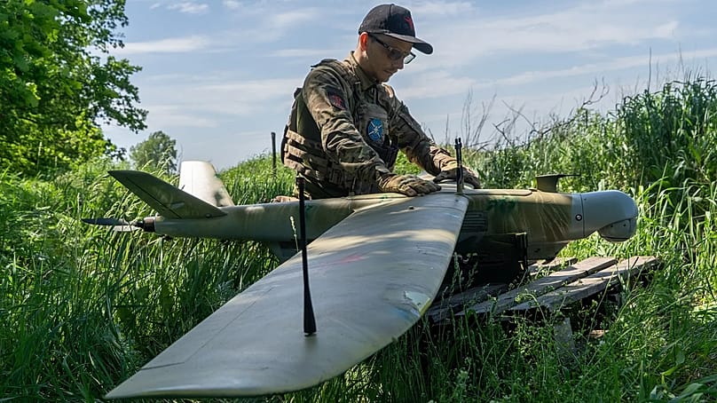 An der Front in der Region Charkiw startet ein ukrainischer Soldat eine Drohne in Richtung russischer Stellungen,