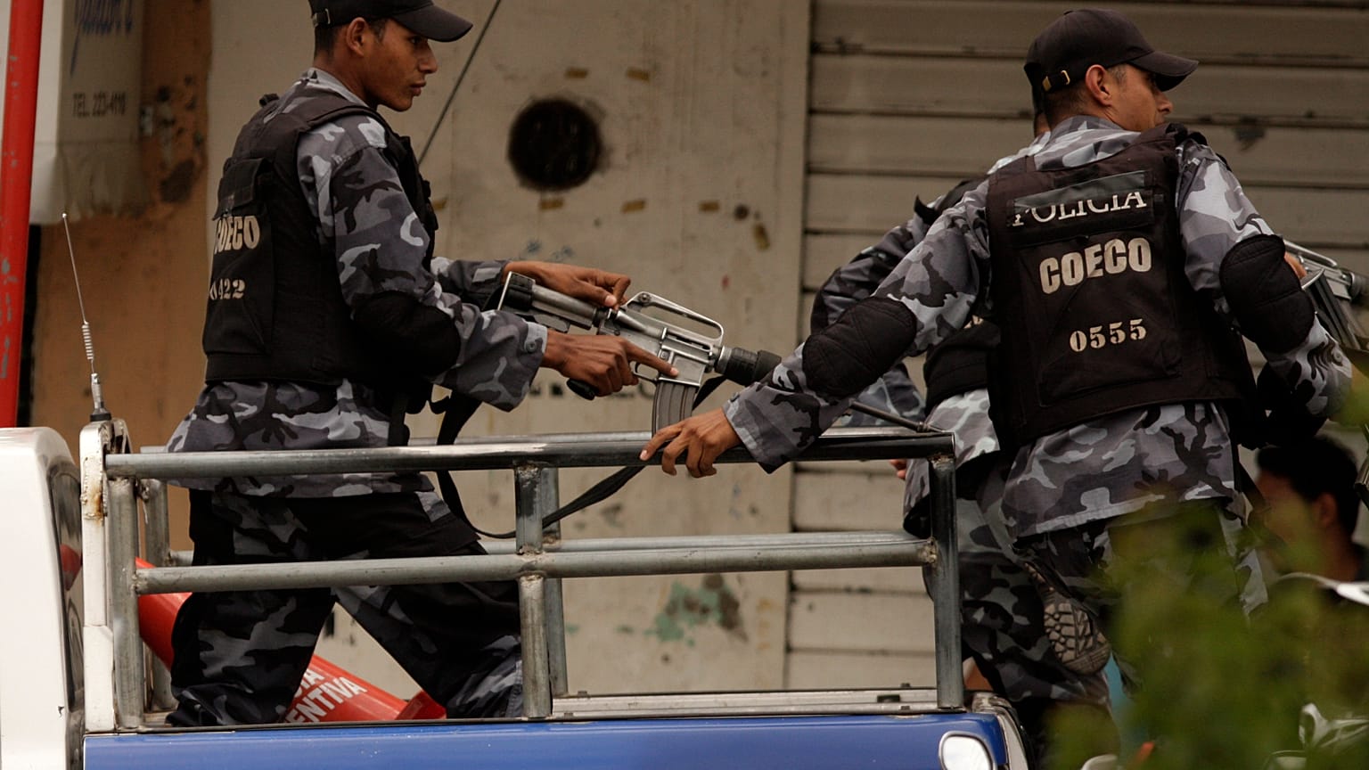 ARCHIVO: Agentes de la Policía hondureña durante una protesta en Tegucigalpa, el 30 de julio de 2009. 