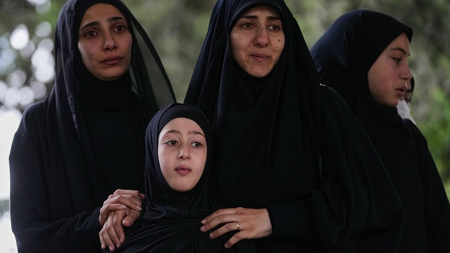 يشارك مشيّعون في مراسم تشييع أشخاص قُتلوا الثلاثاء جراء غارات جوية إسرائيلية استهدفت بلدة دير قانون النهر في جنوب لبنان، الخميس 21 مايو/أيار 2026.