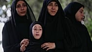يشارك مشيّعون في مراسم تشييع أشخاص قُتلوا الثلاثاء جراء غارات جوية إسرائيلية استهدفت بلدة دير قانون النهر في جنوب لبنان، الخميس 21 مايو/أيار 2026.