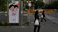 نساء يمررن أمام لافتة تظهر صور المرشد الأعلى الإيراني آية الله مجتبى خامنئي، على اليسار، ووالده المرشد الأعلى المقتول آية الله علي خامنئي في طهران، إيران، الثلاثاء 12 مايو 202