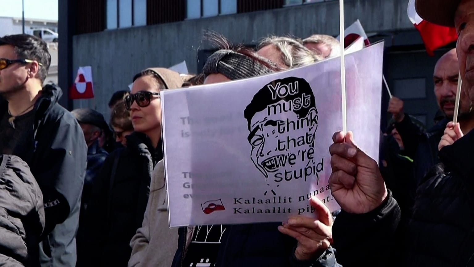 Διαδηλωτής κρατά πλακάτ με σύνθημα: «Πρέπει να νομίζετε ότι είμαστε ηλίθιοι»