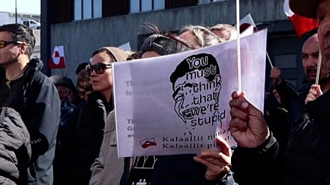 Manifestante sostiene un cartel en el que se lee «Debéis de pensar que somos tontos»