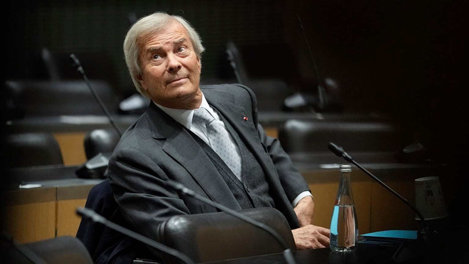Vincent Bolloré verfolgt eine Anhörung vor einem parlamentarischen Untersuchungsausschuss in der Nationalversammlung in Paris am Mittwoch, dem 13. März 2024.