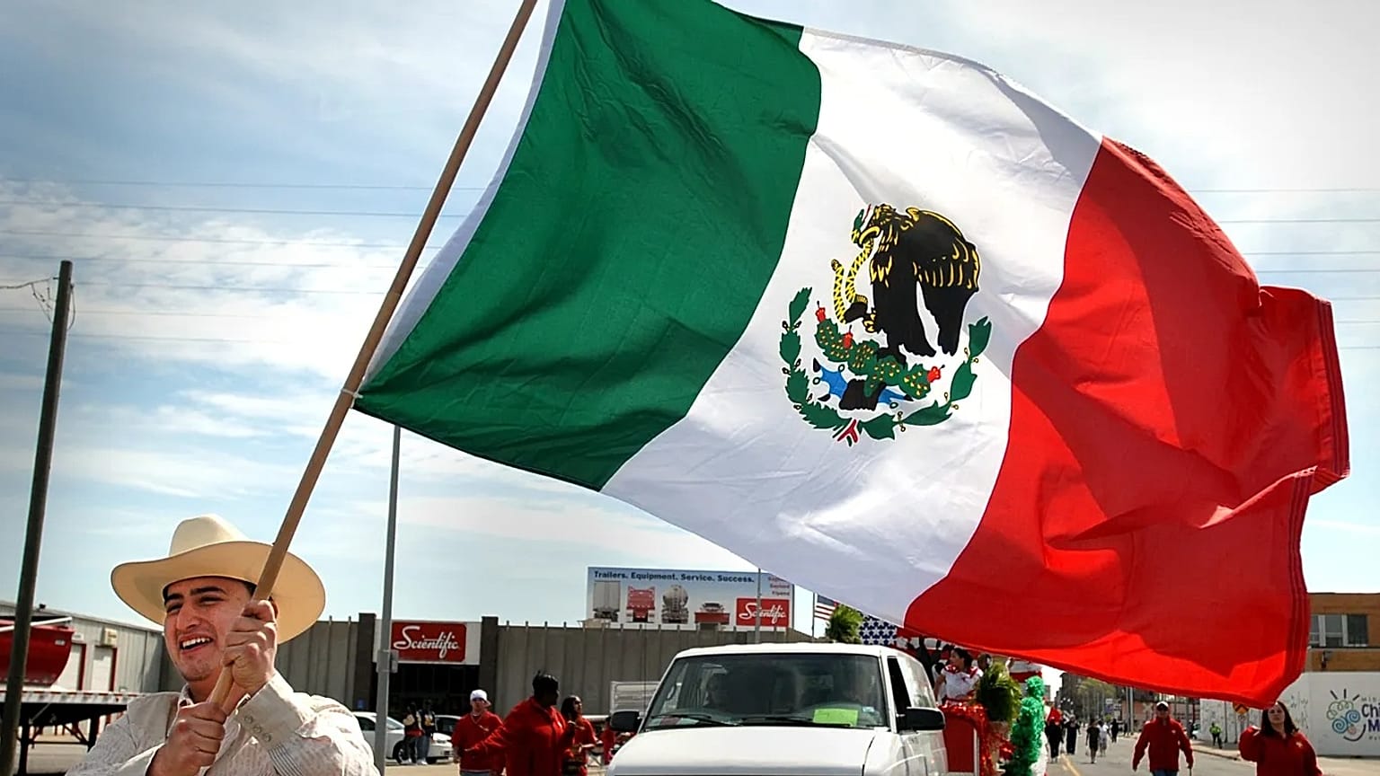 Severiano A. Rocillo waves a Mexican flag while walking in the annual Cinco de Mayo parade Saturday, 5 May, 2007.