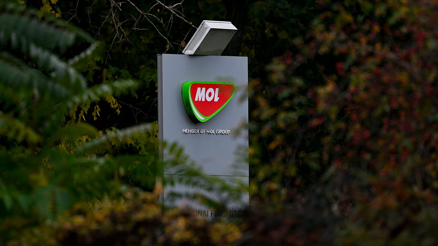 A MOL logója Százhalombattán