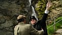 Aficionados recrean el fatídico enfrentamiento entre Sherlock Holmes y el profesor Moriarty en las cataratas de Reichenbach, Suiza, el 3 de mayo de 2026.