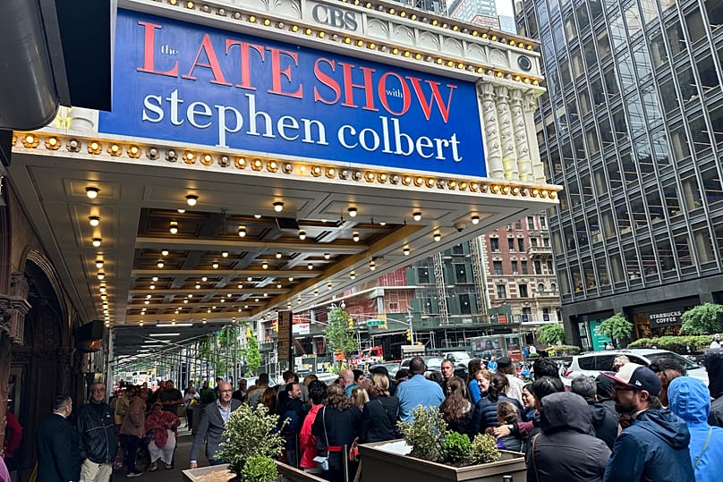 Fans stehen am Donnerstag, 21. Mai, im Regen vor dem Ed Sullivan Theater in New York Schlange, vor der letzten Ausgabe von „The Late Show with Stephen Colbert“
