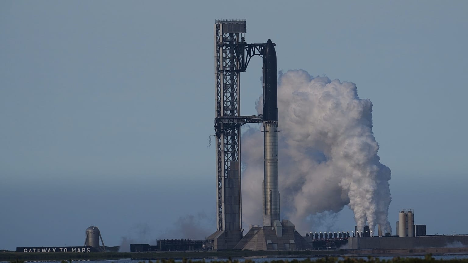 In Starbase, Texas, hat SpaceX seine Megarakete Starship für einen Testflug vorbereitet, der später verschoben wurde, am Donnerstag, 21. Mai 2026.