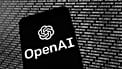 ARCHIVO - El logotipo de OpenAI aparece en un teléfono móvil frente a una pantalla de ordenador con datos binarios aleatorios, el 9 de marzo de 2023, en Boston.