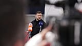 Президент Украины Владимир Зеленский общается с журналистами по прибытии на встречу Европейского политического сообщества в Ереване, 4 мая 2026 года