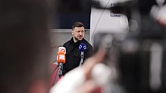 Le président ukrainien Volodymyr Zelensky s'adresse à la presse à son arrivée à une réunion de la Communauté politique européenne à Erevan, le 4 mai 2026