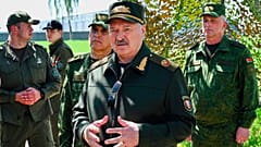 Alexandre Loukachenko s'adresse à des officiers lors de manœuvres nucléaires russo-biélorusses à Asipovitchy, au Bélarus, le 21 mai 2026.