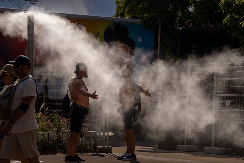 Des personnes se rafraichissent lors d'une canicule à Barcelone. Archives