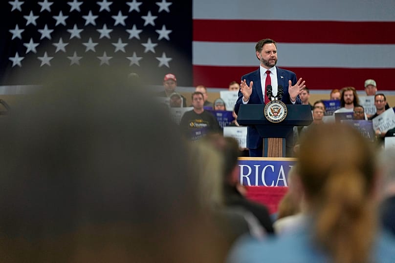 O vice‑presidente dos EUA, JD Vance, discursa durante uma visita à Ex‑Guard Industries, a 5 de maio de 2026, em Des Moines, Iowa. (AP Photo/Charlie Neibergall)
