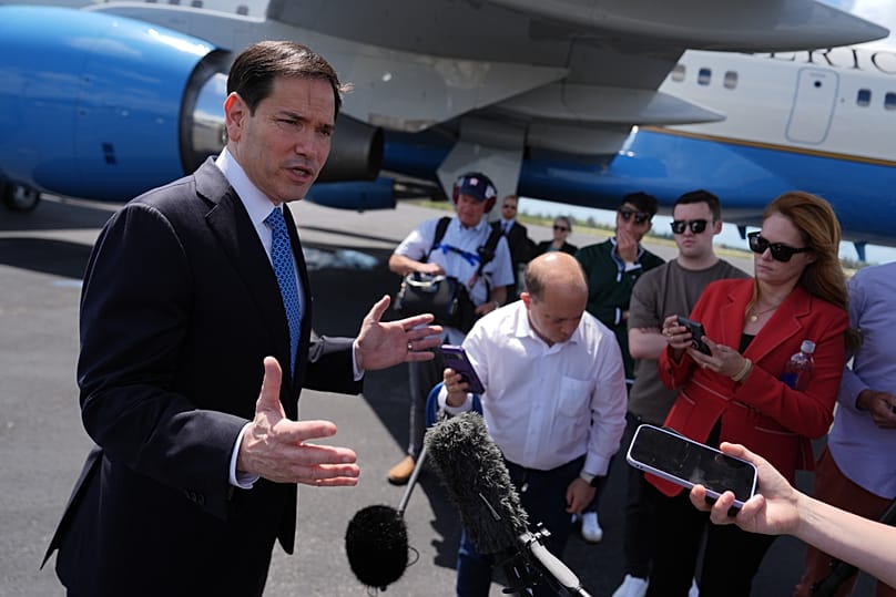 O secretário de Estado Marco Rubio fala à comunicação social antes de embarcar no avião na base aérea de Homestead, a 21 de maio de 2026. (AP Photo/Julia Demaree Nikhinson, Pool)